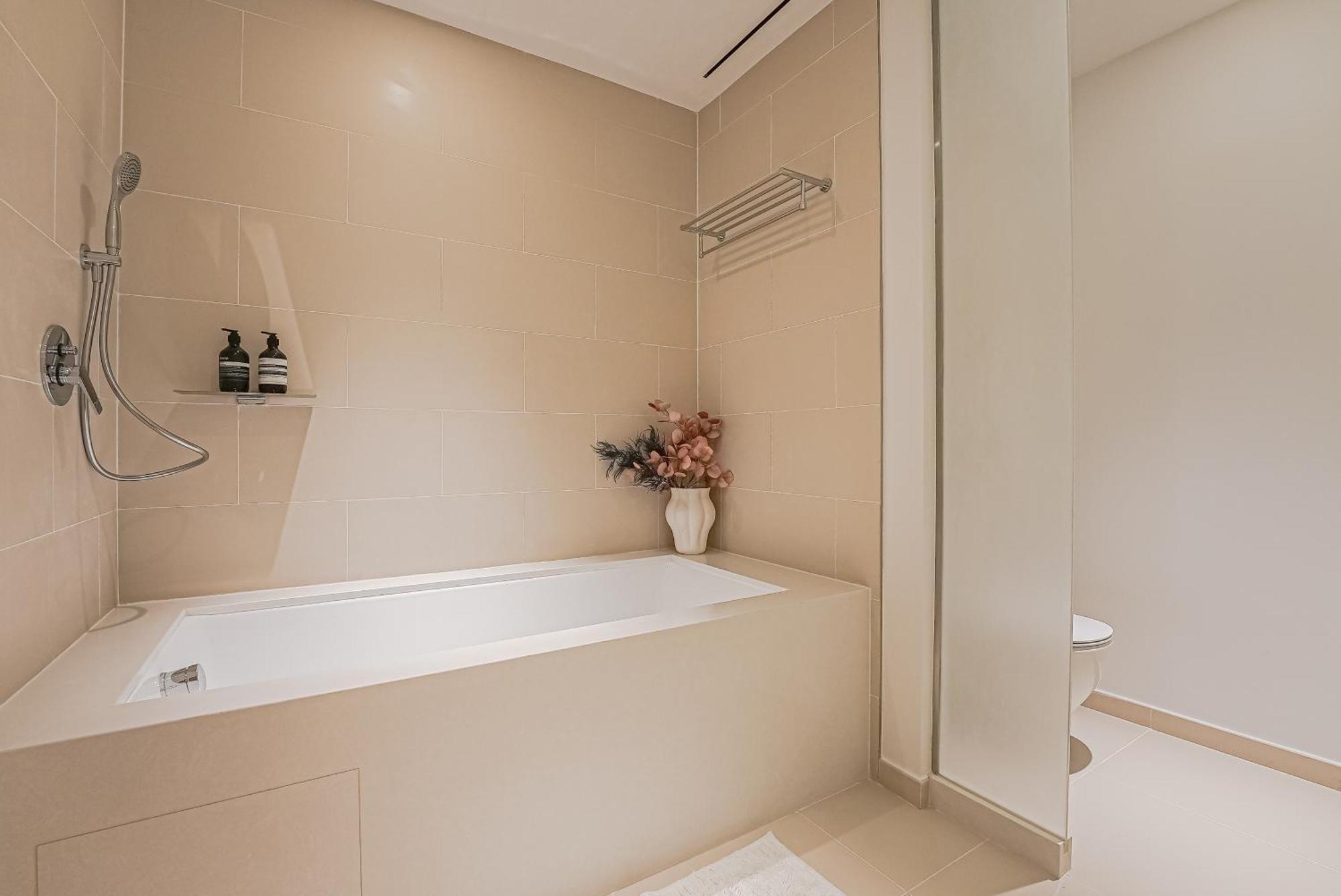 Appartamento Modern 2Br High Floor Haven In Vida Dubai Marina Esterno foto