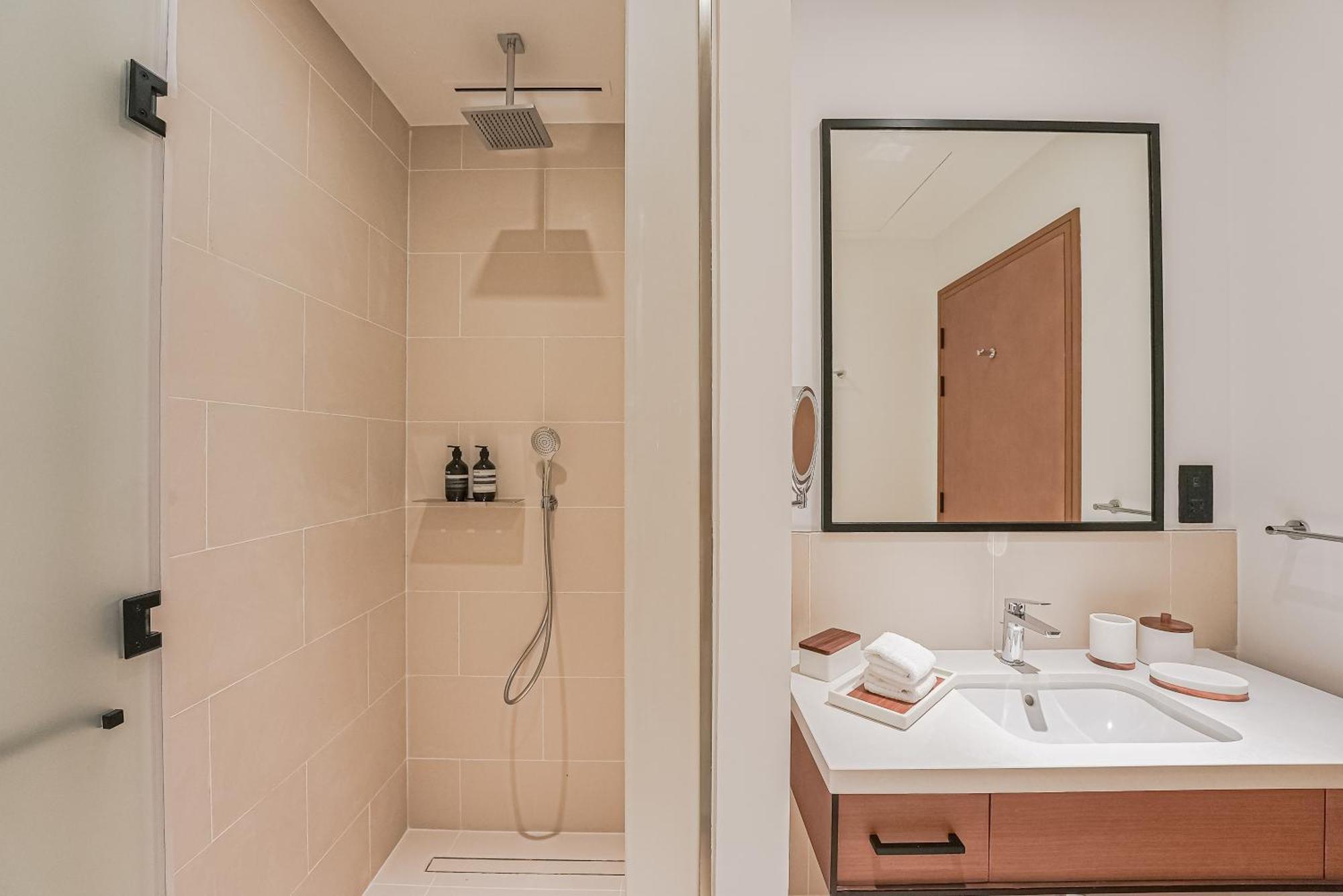 Appartamento Modern 2Br High Floor Haven In Vida Dubai Marina Esterno foto